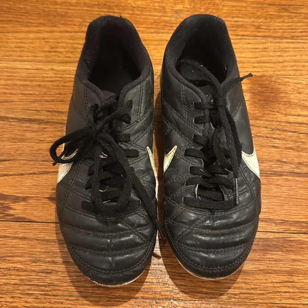 Well worn (dirty) AS IS Nike soccer cleats Size US 1.5Y